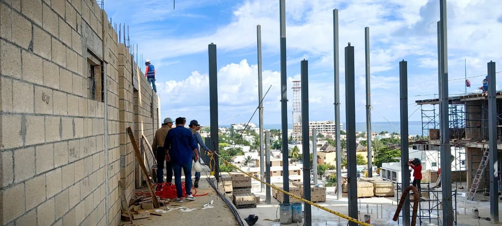 Equipo CASFER supervisando obra